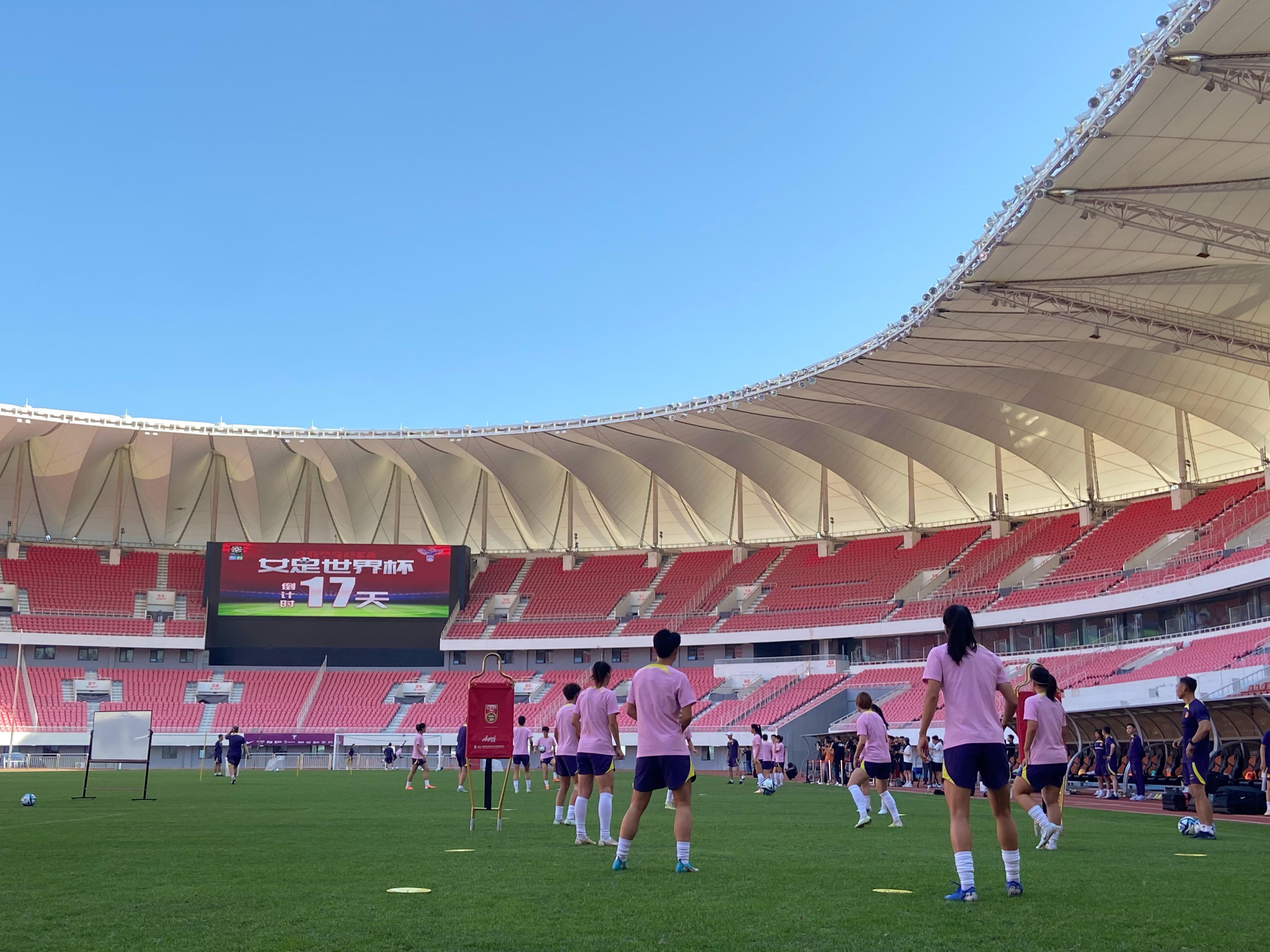 中国女足公开训练，水庆霞、王珊珊、姚伟接受采访。据悉，中国女足明天下午前往广州，(1)