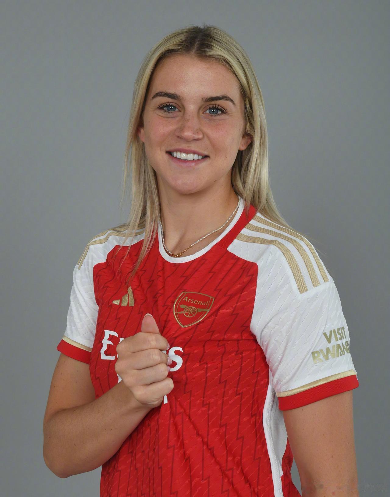 上赛季曼联女队的核心球员鲁索选择加盟了阿森纳女足，身披23号球衣。

(1)