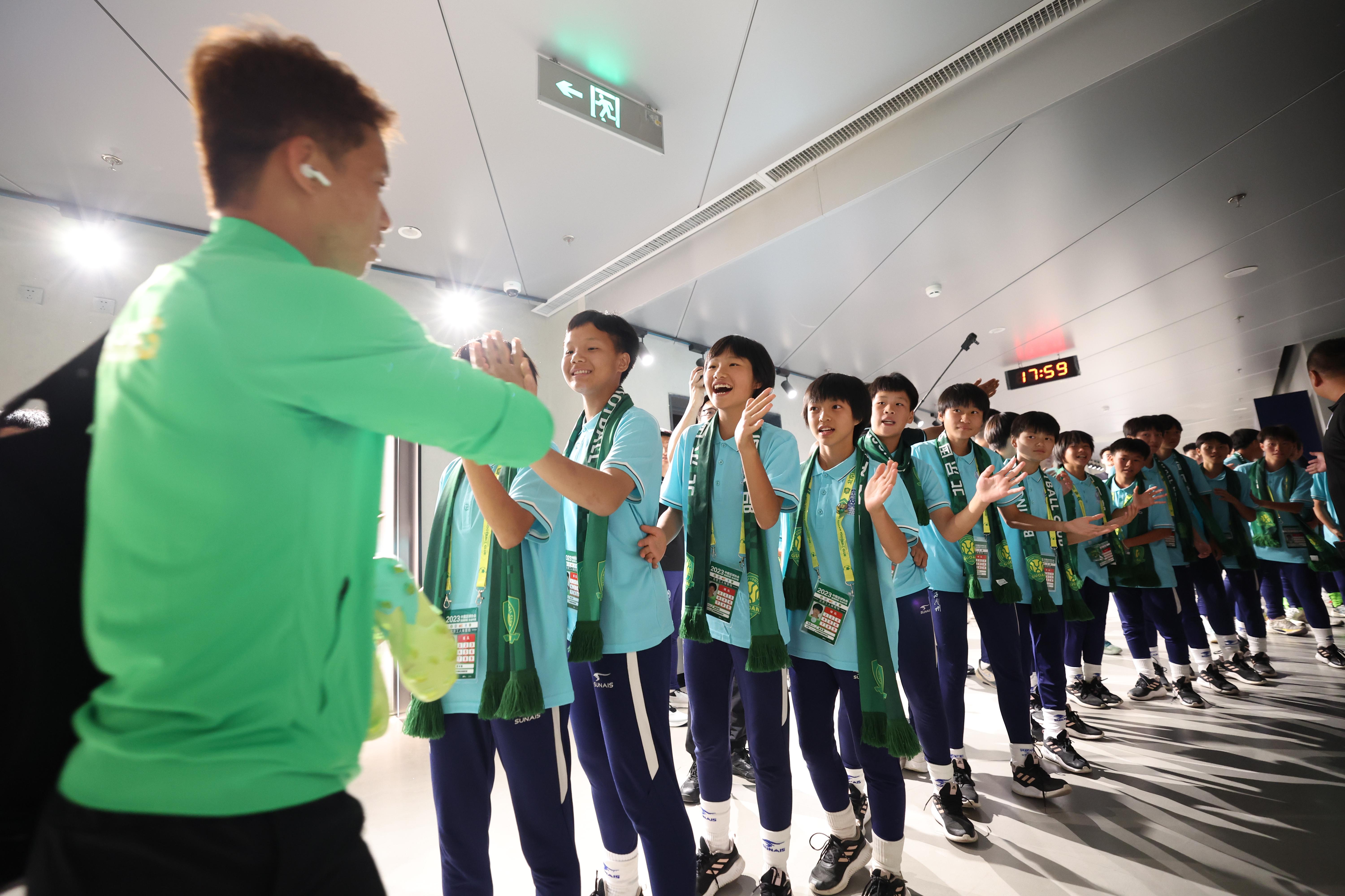 黔西南州青少年足球队观看中超比赛，“以后也想来北京踢球”(2)