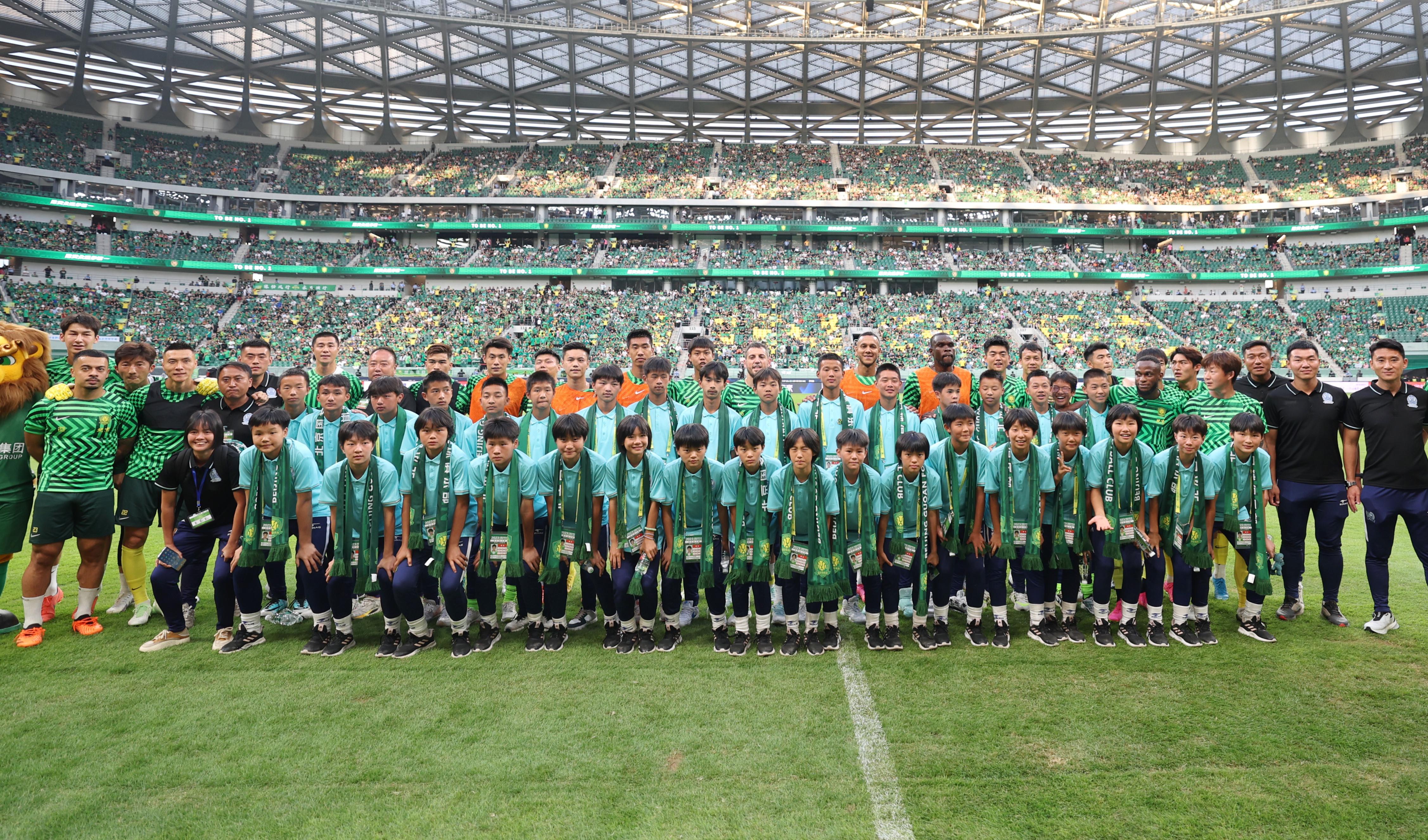黔西南州青少年足球队观看中超比赛，“以后也想来北京踢球”(3)