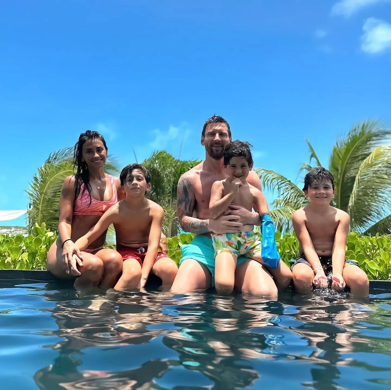 梅西一家五口幸福快乐的度假生活结束了，梅西即将亮相迈阿密国际。
职业生涯暮年，远