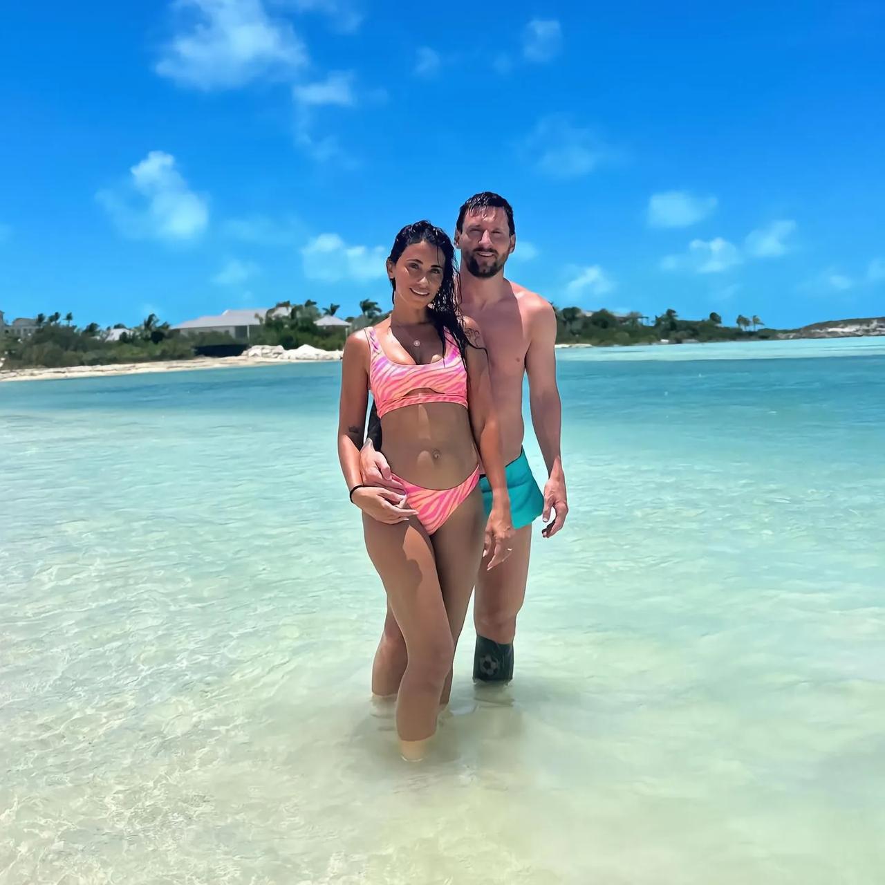 梅西一家五口幸福快乐的度假生活结束了，梅西即将亮相迈阿密国际。
职业生涯暮年，远(2)