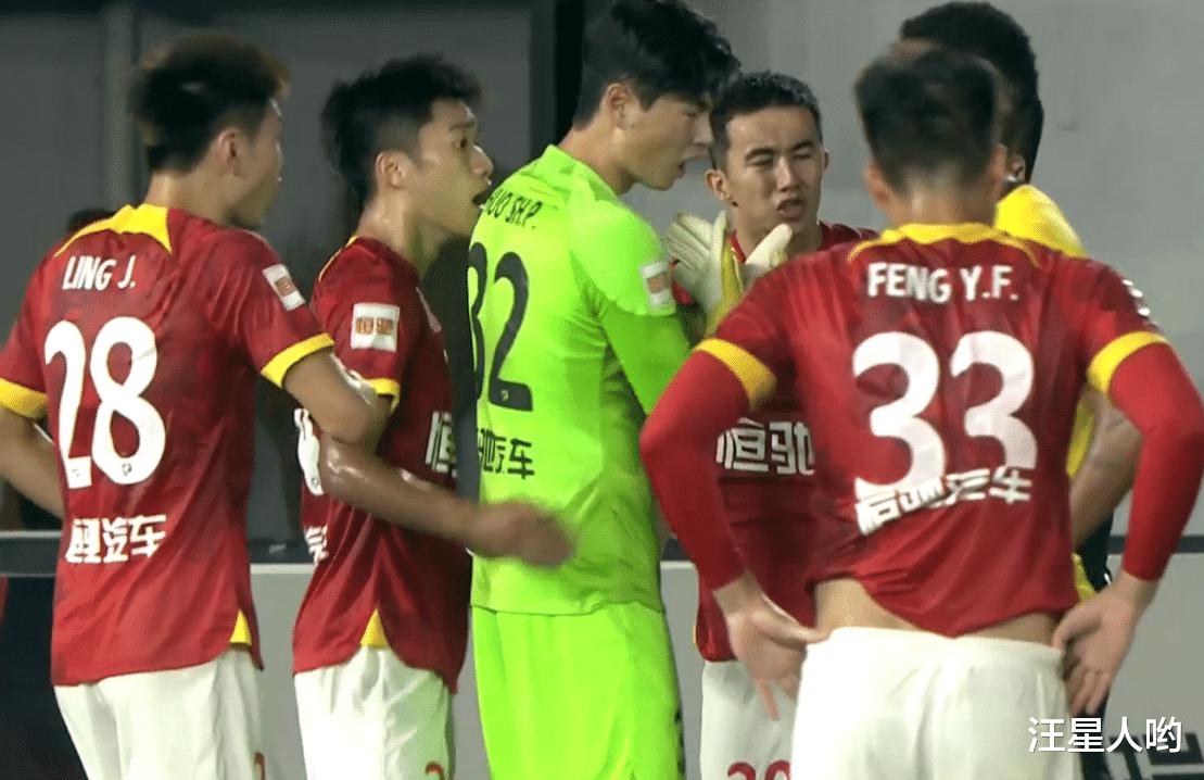 从0-2到2-4！广州队新帅遭遇首败，U23小将有点懵，赠送乌龙+点球(1)