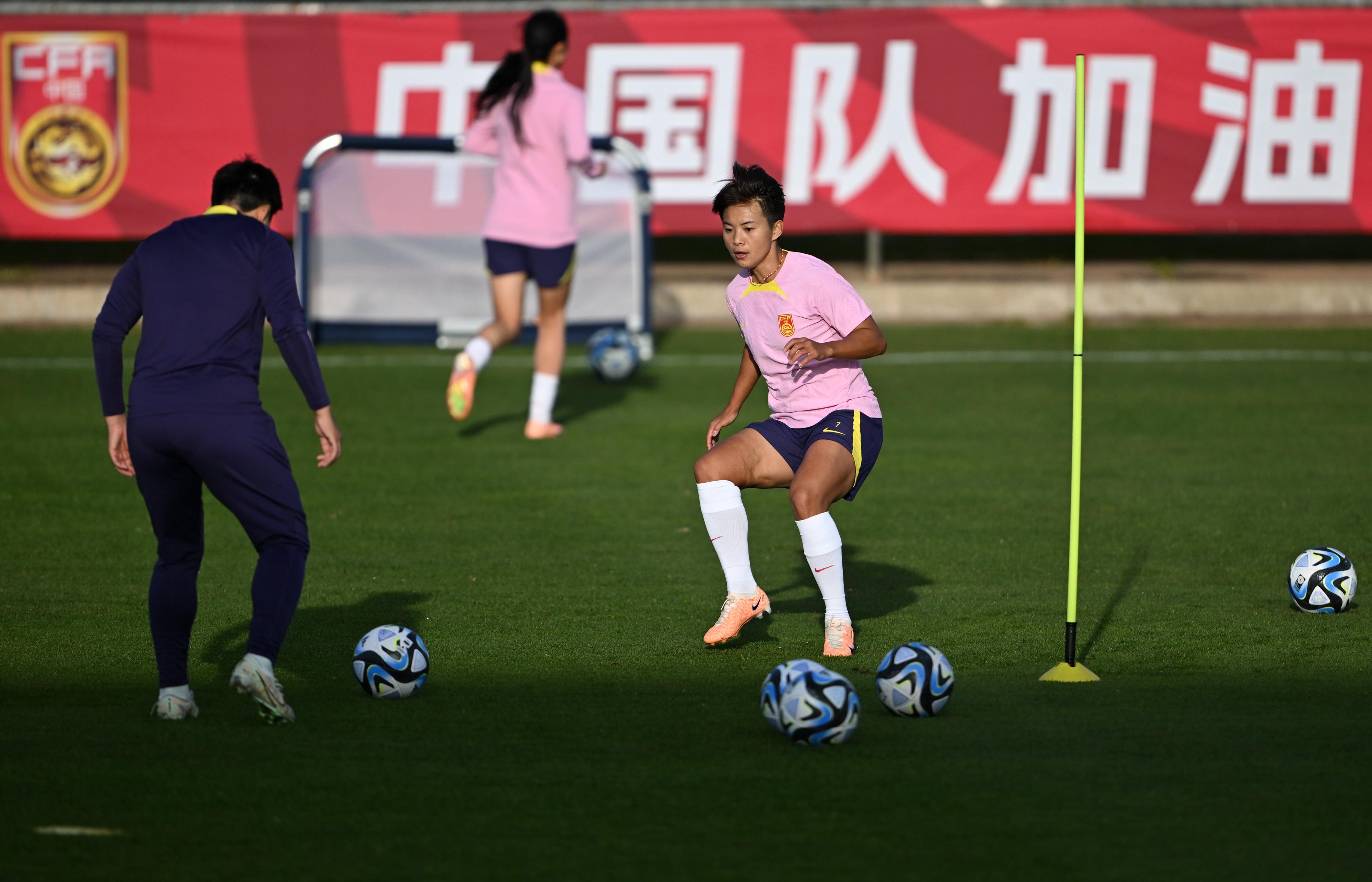 中国女足在球队大本营进行首次训练(2)