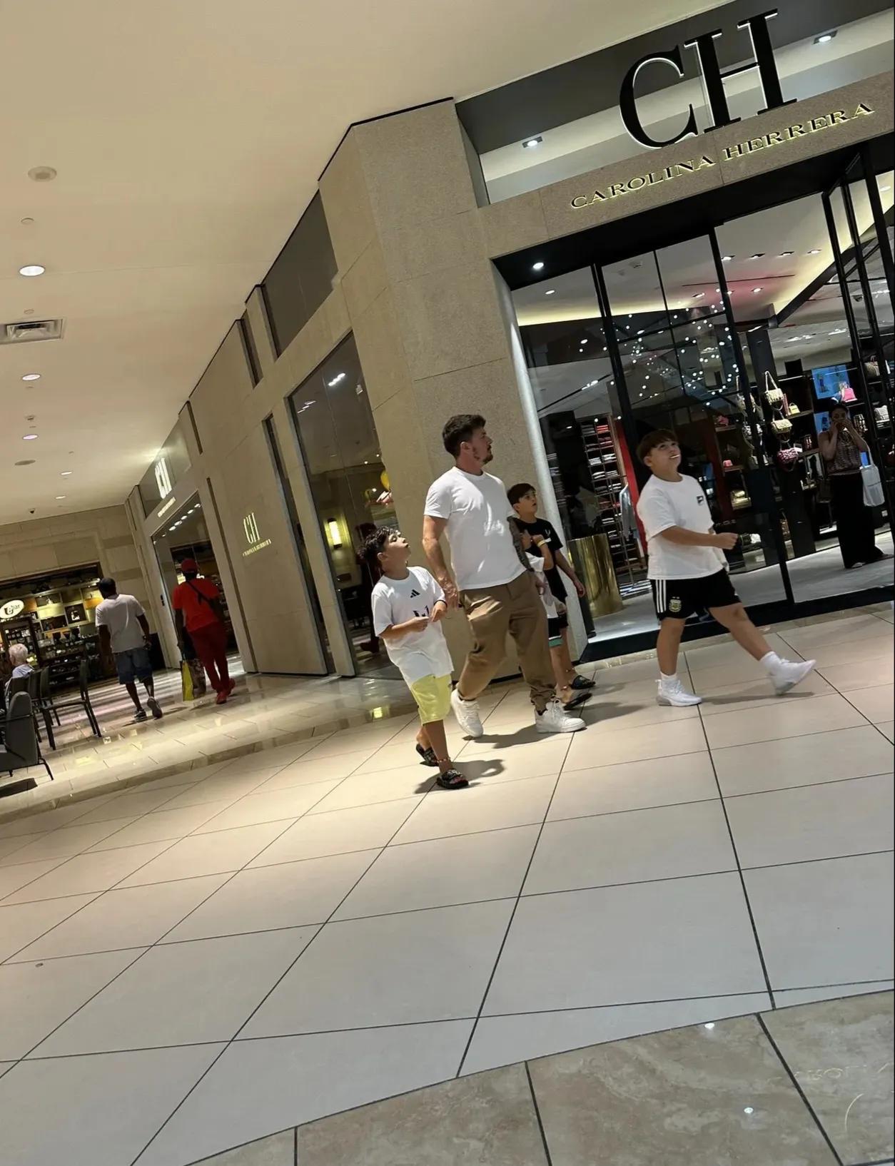 梅西的哥哥罗德里戈带着梅西的三个儿子和自己的儿子在迈阿密逛商场。
五个人悠哉游哉