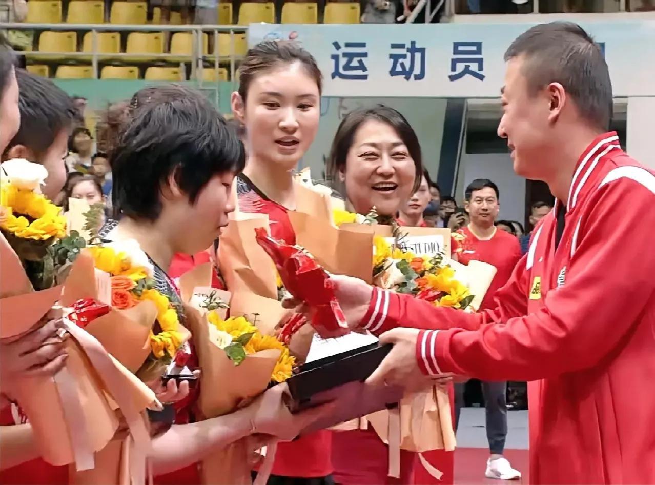 颁奖典礼来咯！
2023乒超联赛女子团体第一阶段结束。

第一名：山东鲁能，5胜(5)