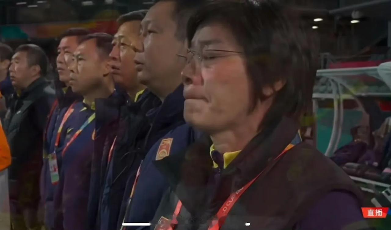 中国女足世界杯感人一幕！水庆霞眼含热泪，全场华人球迷高唱国歌。

7月22日晚8(1)
