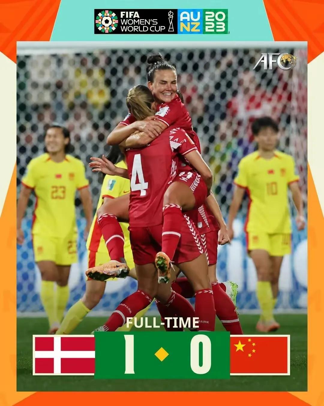 昨天晚上中国女足对阵丹麦女足，下半场比赛一开始就应该换娄佳慧，33岁了，体力绝对