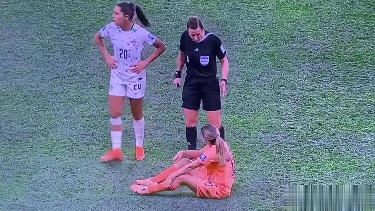 荷兰教练指导球员女足世界杯上假装受伤

在E组对阵葡萄牙队的比赛中，荷兰主教练安(1)