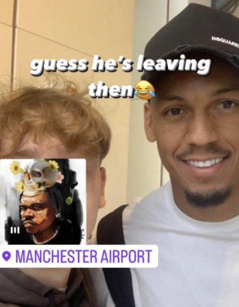 有国外网友发文并配图称，利物浦球星法比尼奥现身曼彻斯特机场，而法比尼奥此次来到机(1)