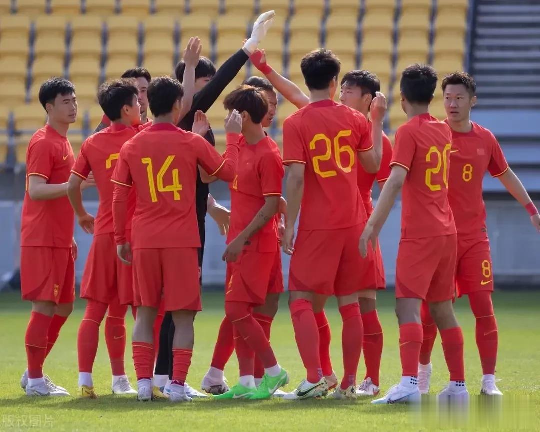 大胆预测中国男足世预赛36强晋级之路：

对阵新加坡：主场3-0、客场1-0双杀
