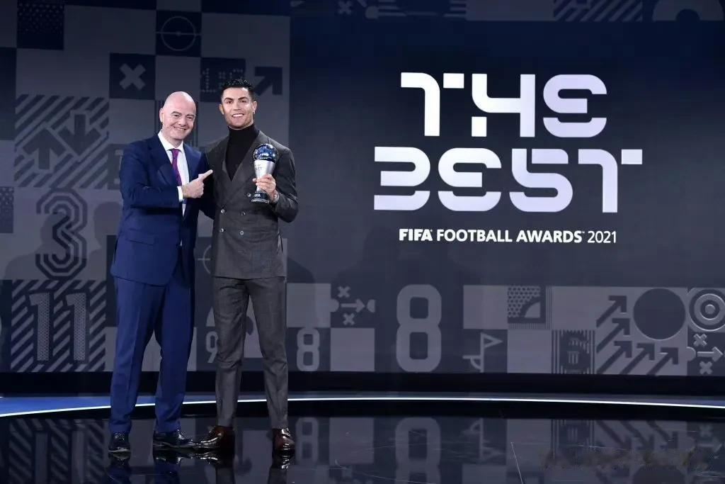  C罗是唯一一位获得FIFA国际足联男足运动员特别奖！有多少个杂志金球奖都比不了