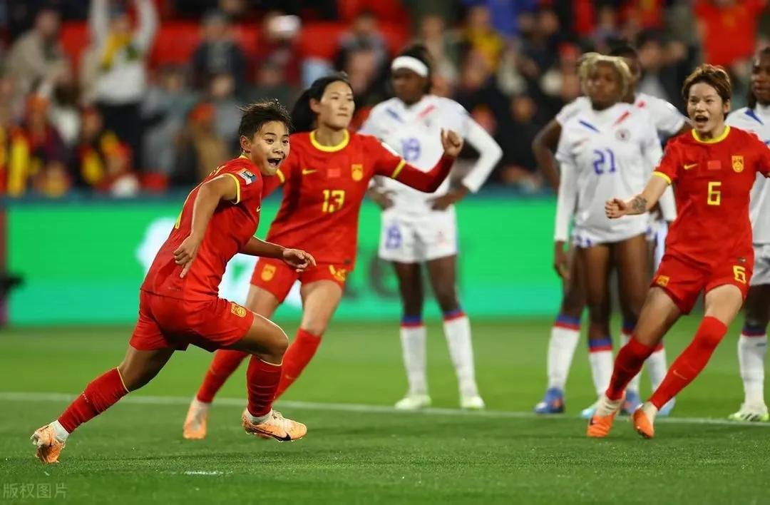 祝贺祝贺！中国队终于取得了首胜，只是没想到这么艰难。原来以为中国女足打赢海地女足(1)