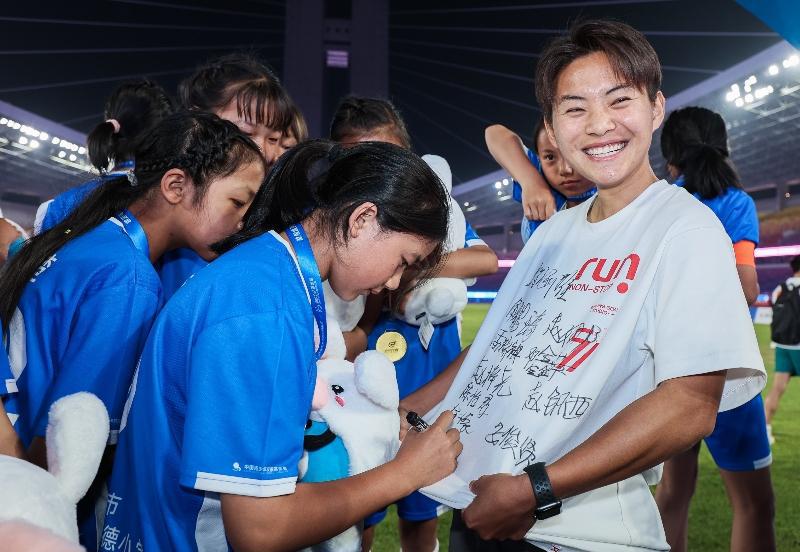 近日，足球赛场上王霜手中的T恤背后的故事：一群云南女孩在追风总决赛夺冠后给王霜的(1)
