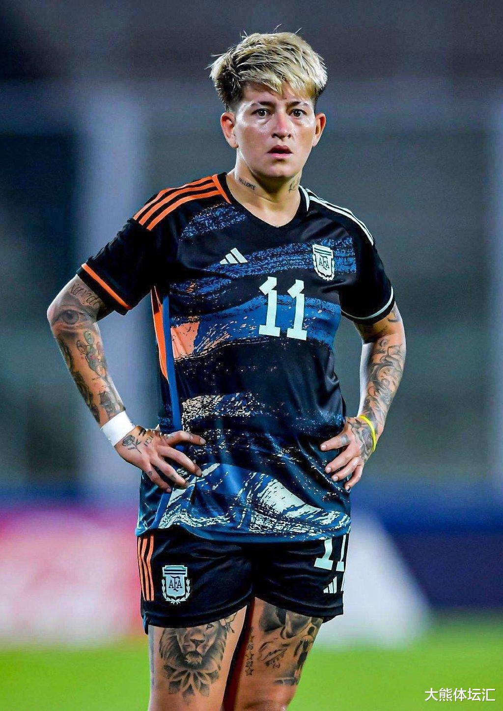 阿根廷女足球员因CR7纹身遭批 回应：爱C罗不等于讨厌梅西(2)