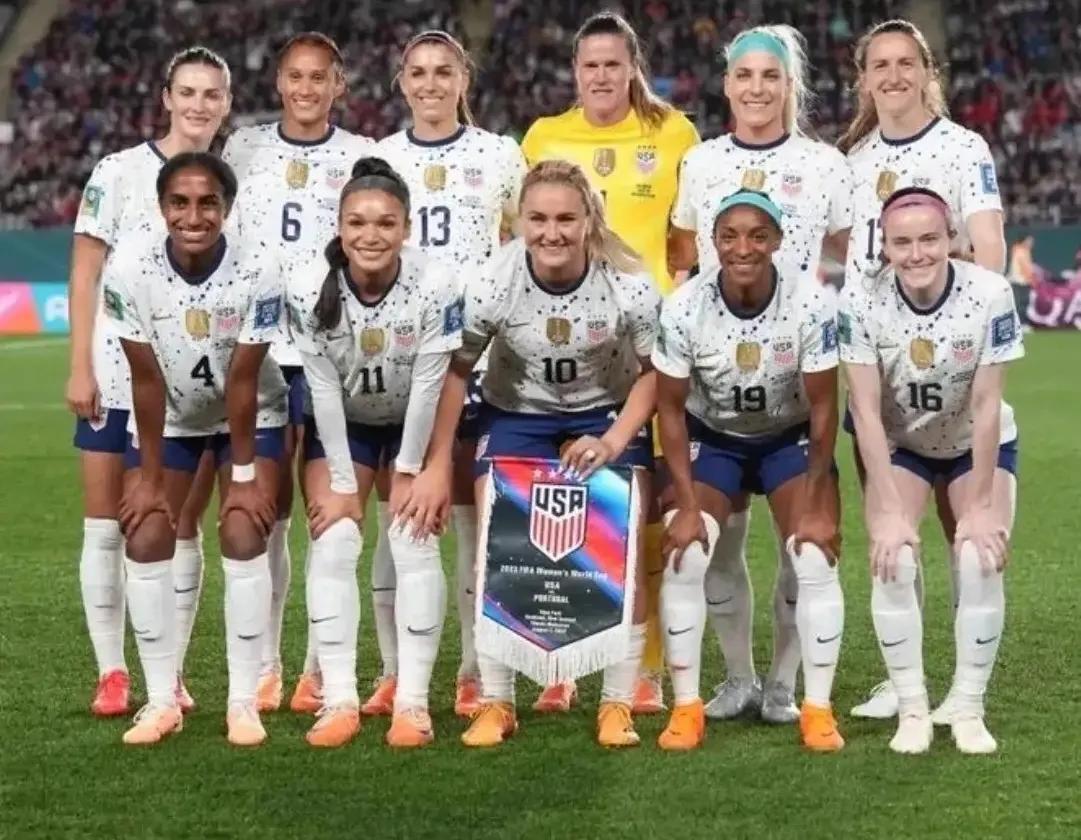 预测本届女足世界杯冠军还是美利坚！
小组赛结束后，十六强浮现，美国最大的对手中国