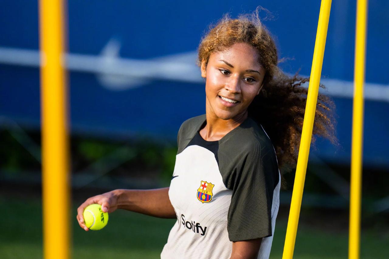 女足新赛季第一节训练✅

与男队一样，从本赛季开始球员训练时将佩戴臂环，监测运动(1)