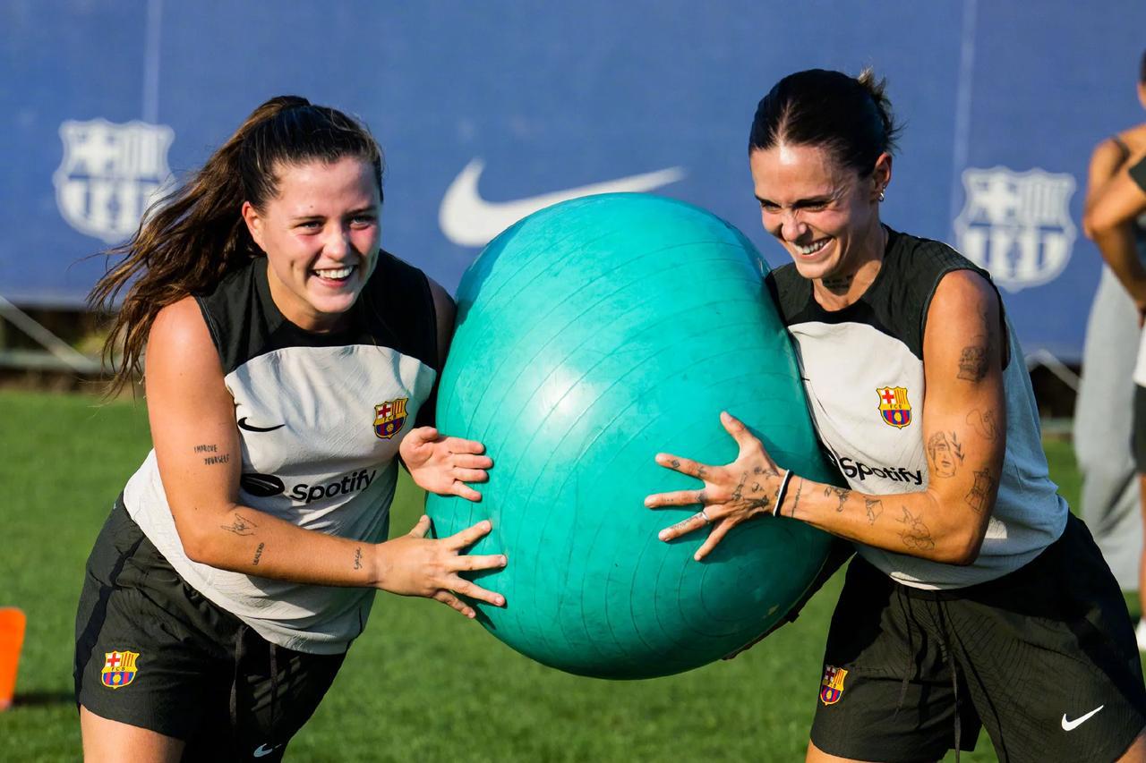 女足新赛季第一节训练✅

与男队一样，从本赛季开始球员训练时将佩戴臂环，监测运动(4)