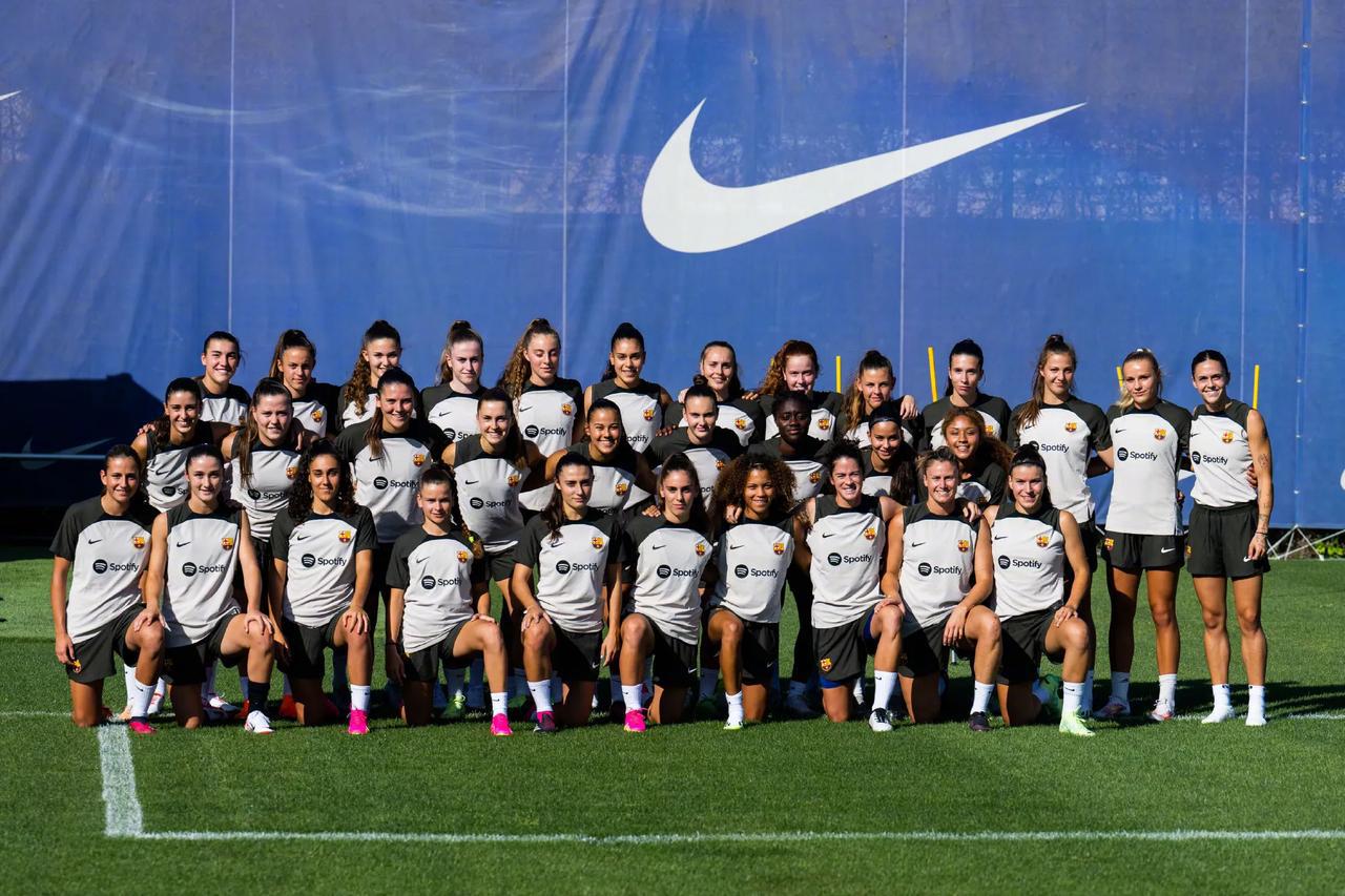 女足新赛季第一节训练✅

与男队一样，从本赛季开始球员训练时将佩戴臂环，监测运动(5)