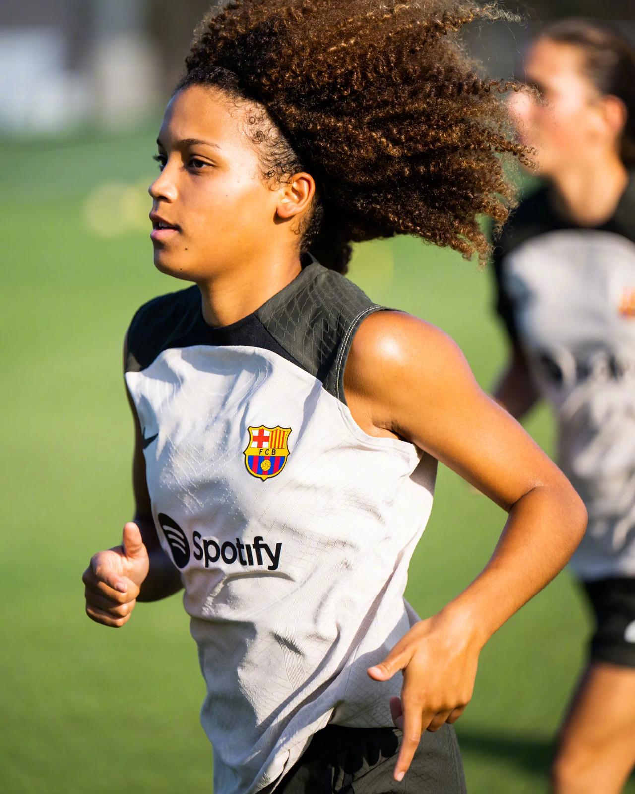 女足新赛季第一节训练✅

与男队一样，从本赛季开始球员训练时将佩戴臂环，监测运动(6)