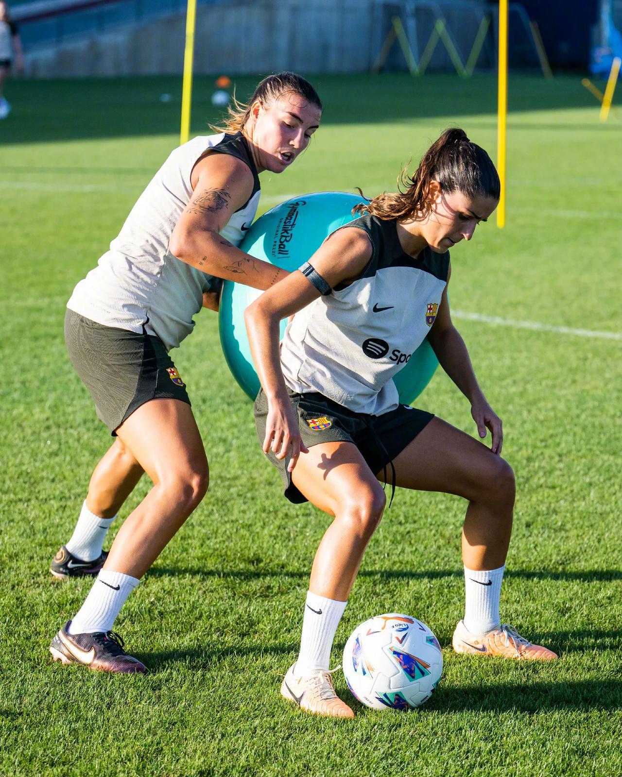 女足新赛季第一节训练✅

与男队一样，从本赛季开始球员训练时将佩戴臂环，监测运动(8)