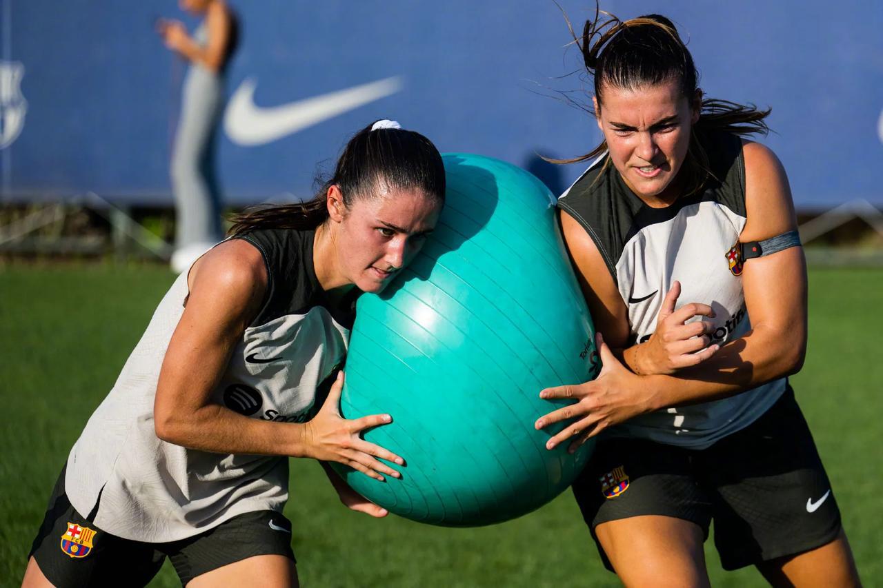 女足新赛季第一节训练✅

与男队一样，从本赛季开始球员训练时将佩戴臂环，监测运动(9)