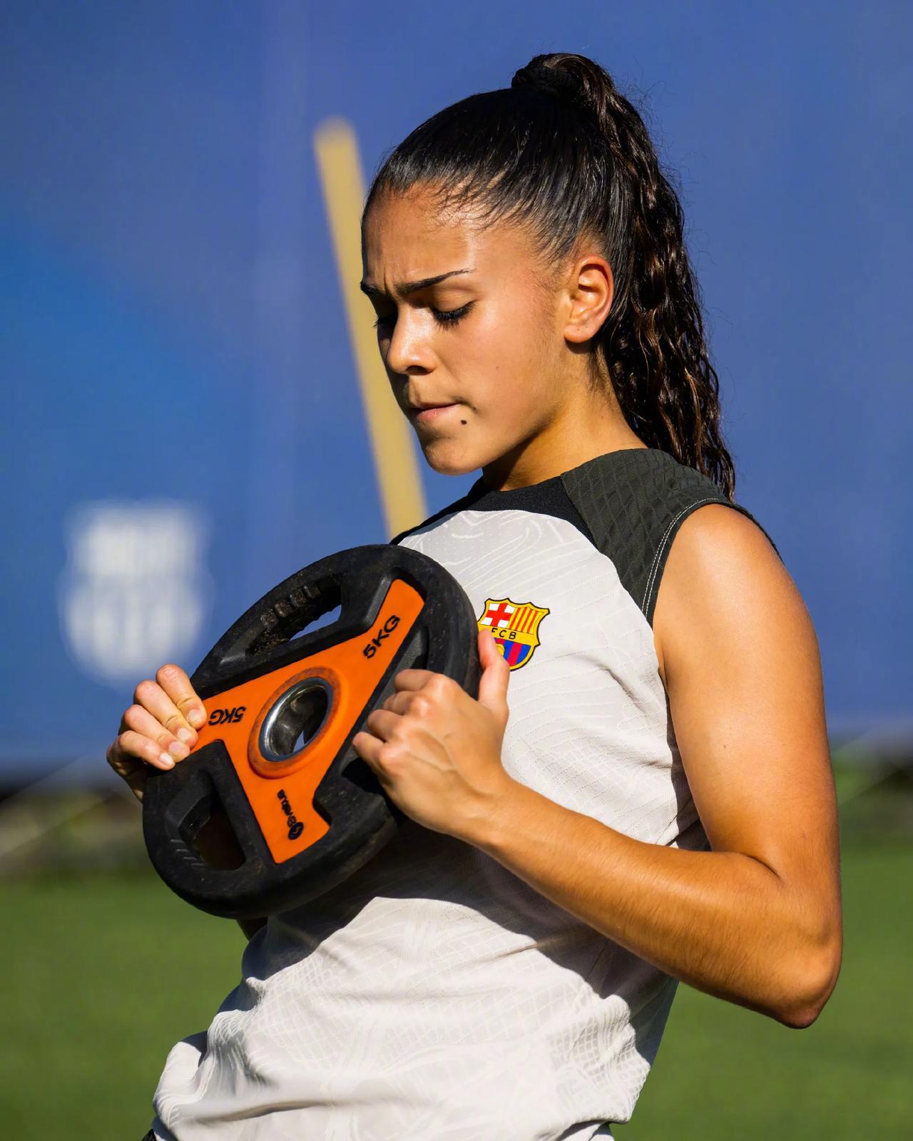 女足新赛季第一节训练✅

与男队一样，从本赛季开始球员训练时将佩戴臂环，监测运动(12)