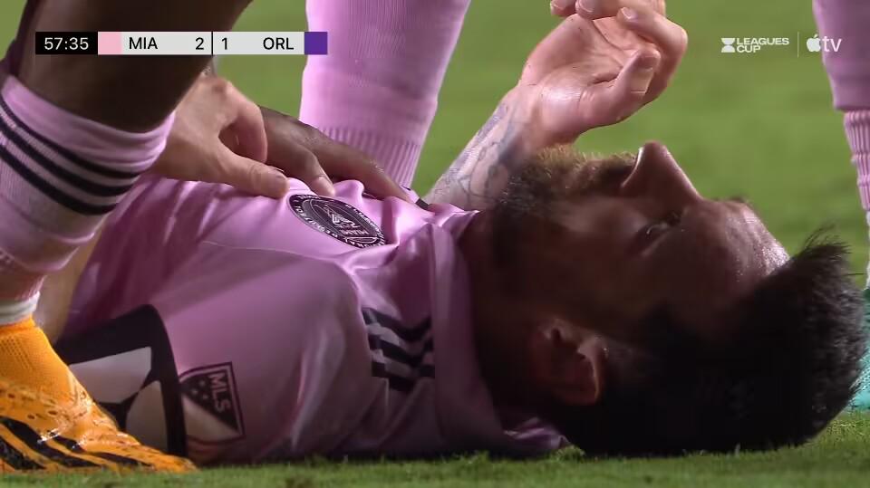 撞了个满怀！梅西与奥兰多球员相撞，痛苦倒地