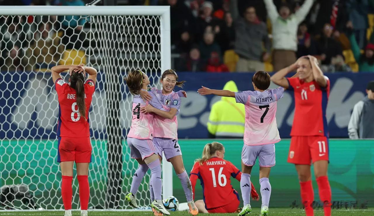 日本女足3-1战胜挪威女足，晋级8强
将等待美国女足与瑞典女足的胜者
拿过世界杯(1)