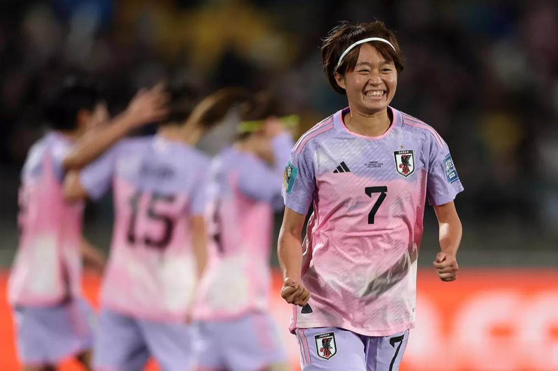 日本女足3-1战胜挪威女足，晋级8强
将等待美国女足与瑞典女足的胜者
拿过世界杯(2)
