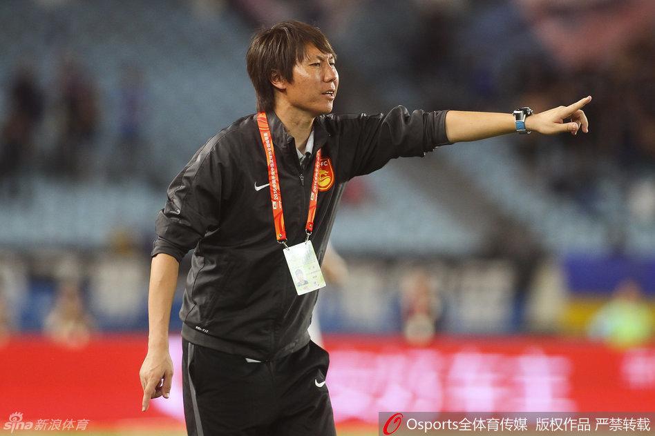 中国《足球报》2021年就披露，李铁出任国足主帅后，违规与前东家武汉队重新签订合(1)