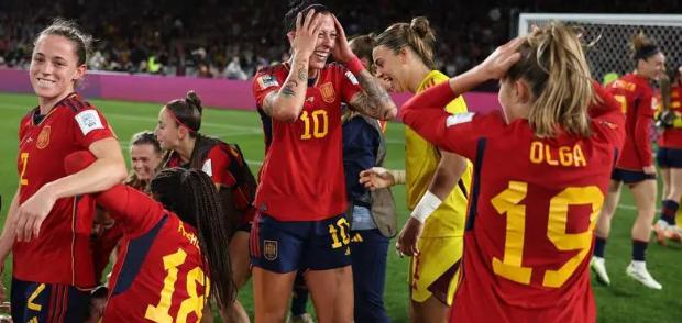 西班牙女足1-0击败英格兰女足，首次夺得了世界杯冠军(1)