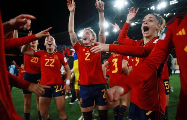 西班牙女足1-0击败英格兰女足，首次夺得了世界杯冠军(2)