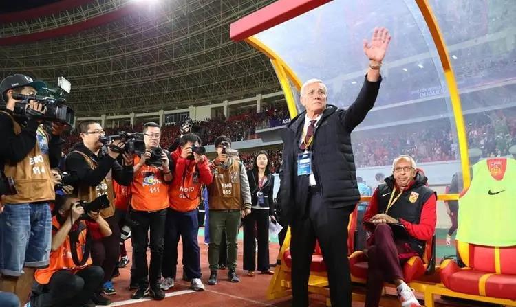 正式上任，足协宣布新职务，74岁里皮重回中国男足，女友发声助阵(20)