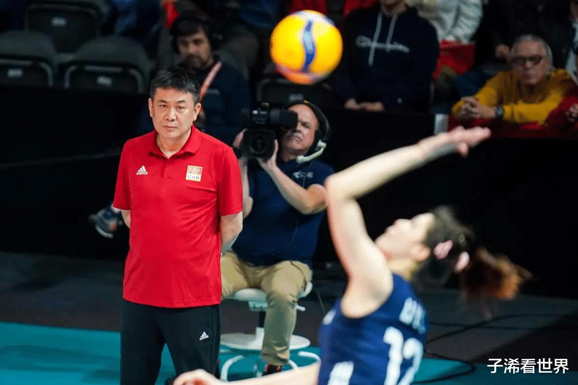 凌晨0点! 上海媒体点评中国女排引爆争议，球迷狠批：别为教练开脱(1)