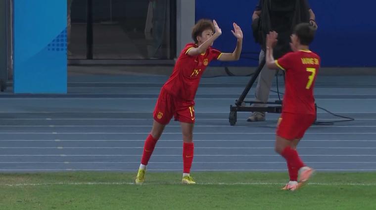 第81分钟中国女足再次换人，王霜被换下，娄佳惠替补登场(1)