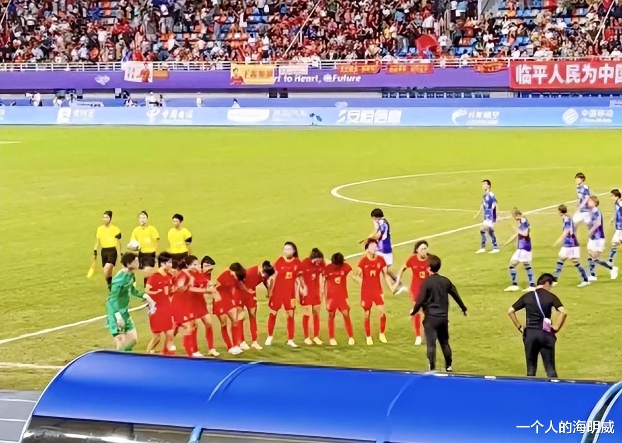 日本女足向中国队教练鞠躬，有网友笑着说：让中国女足鞠躬试试(2)