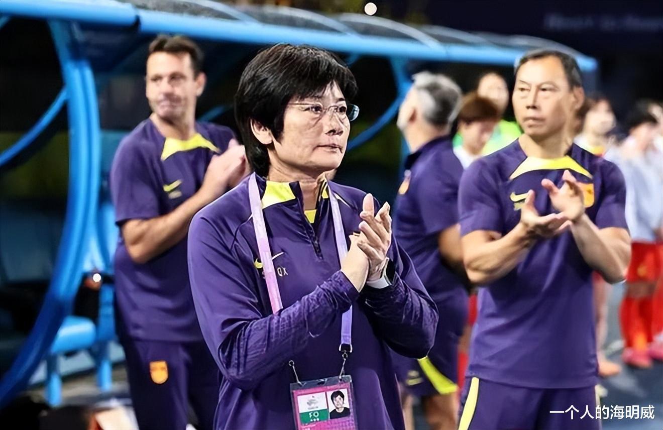 日本女足向中国队教练鞠躬，有网友笑着说：让中国女足鞠躬试试(3)