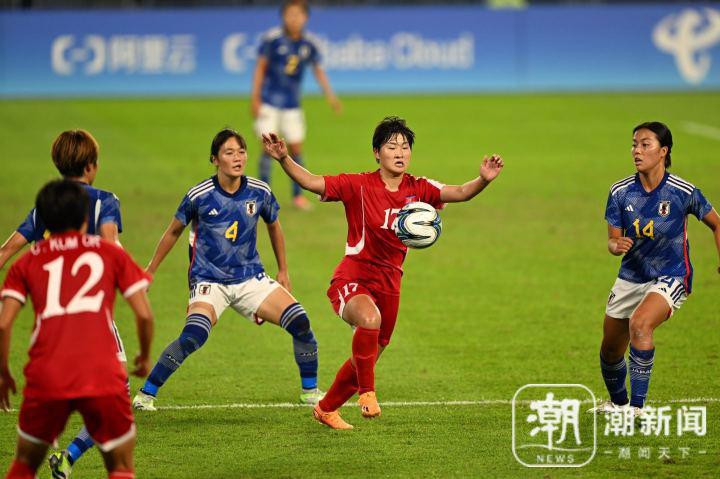 亚运会女足决赛上半场朝鲜1-1战平日本队(6)