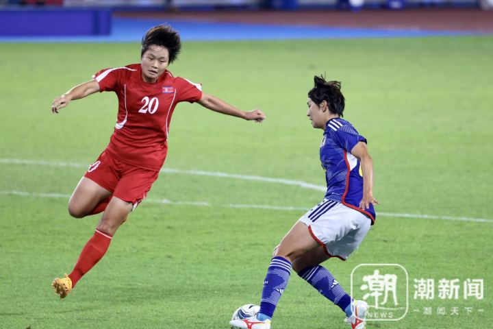 亚运会女足决赛上半场朝鲜1-1战平日本队(8)