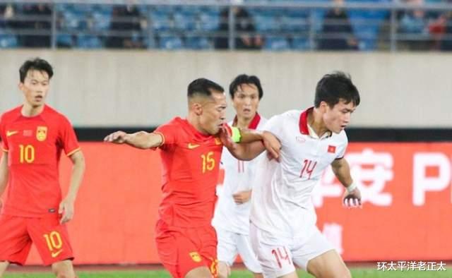 2-0完胜！中国男足复仇越南，30岁老将打进处子球，守住最后尊严(2)