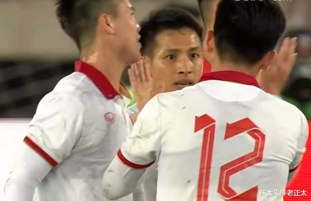 2-0完胜！中国男足复仇越南，30岁老将打进处子球，守住最后尊严(3)