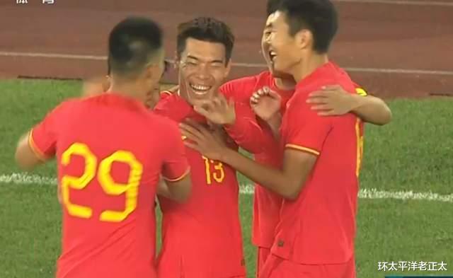 2-0完胜！中国男足复仇越南，30岁老将打进处子球，守住最后尊严(4)