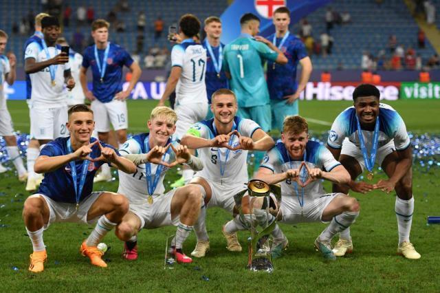 杀疯了 刚夺冠的英格兰U21国家队9：1塞尔维亚(2)
