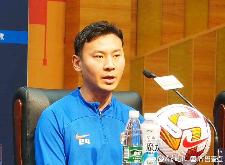中超河南队发布会，泰山老将李松益接受采访，主教练评崔康熙(3)