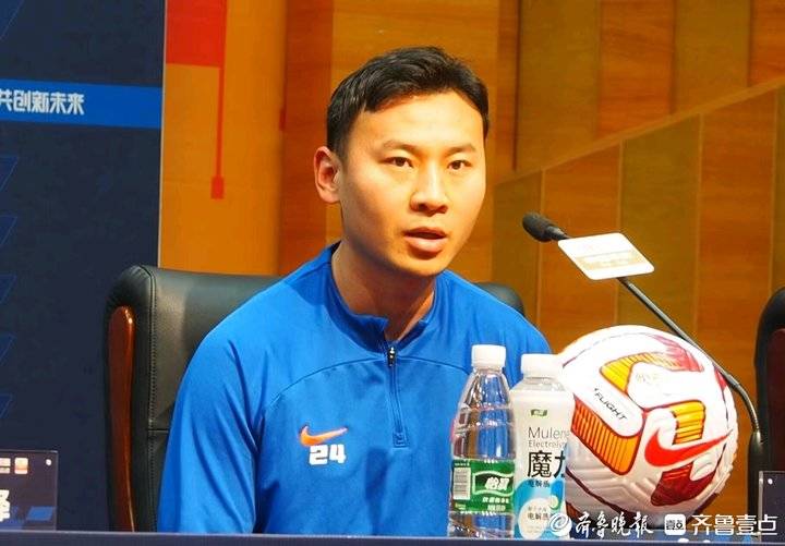 中超河南队发布会，泰山老将李松益接受采访，主教练评崔康熙(4)