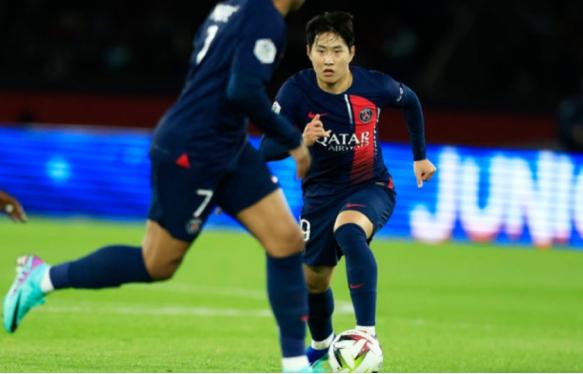 李康仁连续4次联赛首发，踢了77分钟，巴黎圣日尔曼3-0获胜