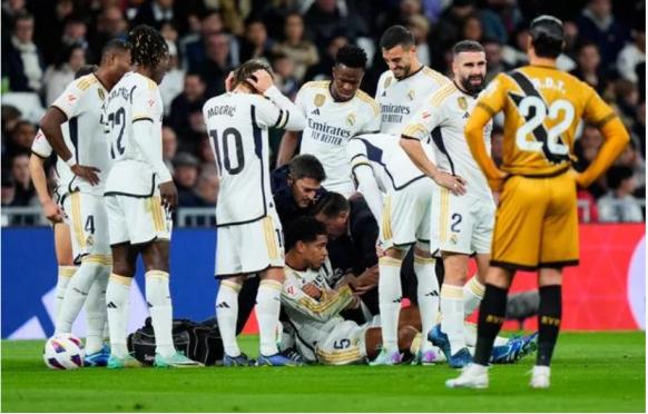 皇家马德里球星膝盖严重受伤，对西甲希望造成巨大打击(2)