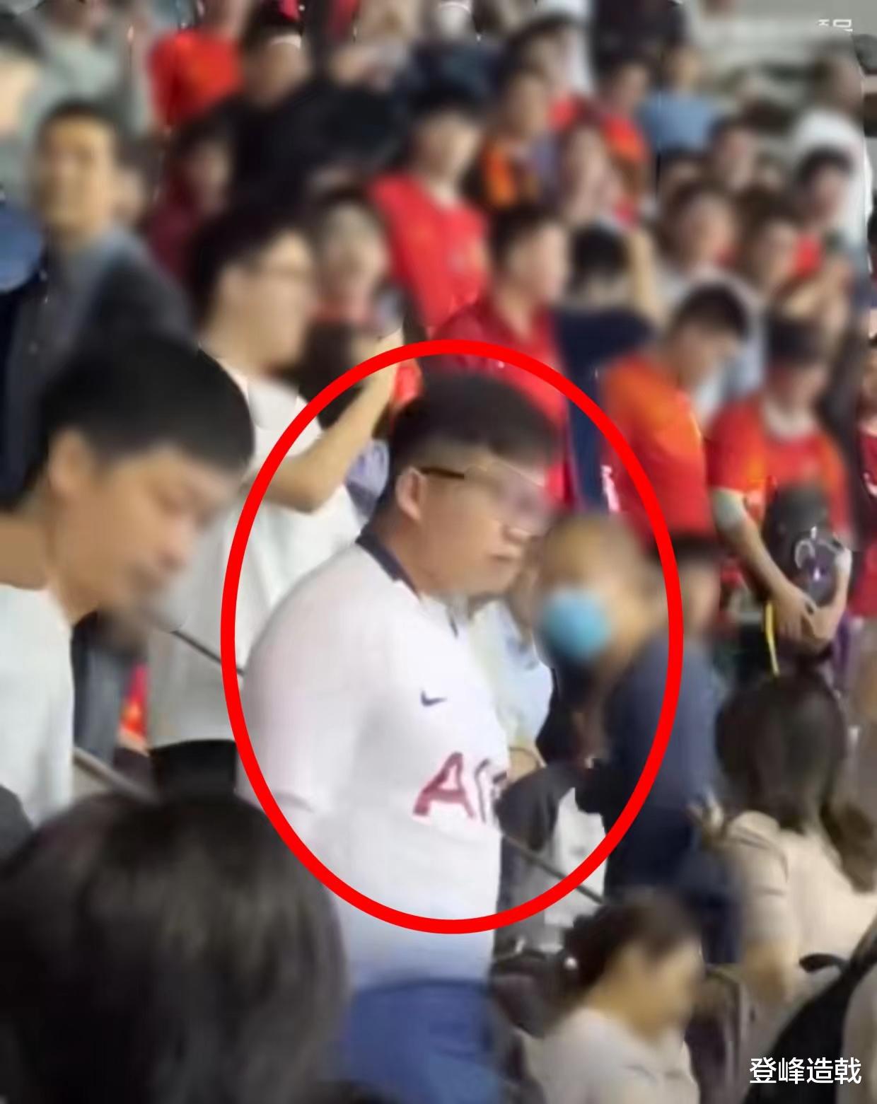 挑衅侮辱中国球迷的小哥火了！网传海南大学学生，本人辟谣(18)