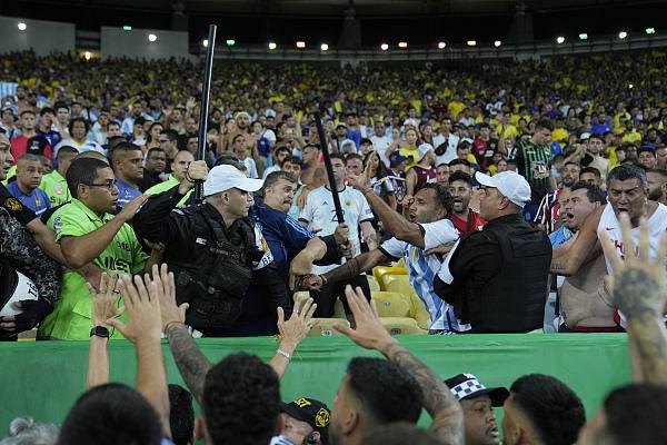 赛前球迷爆发冲突，阿根廷击败巴西夺回榜首